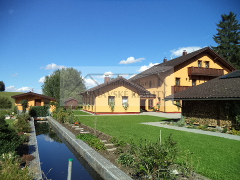 Rodinný dům na samotě s rybníkem a vlastním lesem za zády